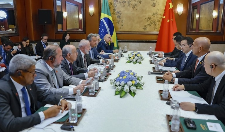 Ministro Alexandre Silveira assina acordo com a China para impulsionar energias renováveis e tecnologias de baixo carbono