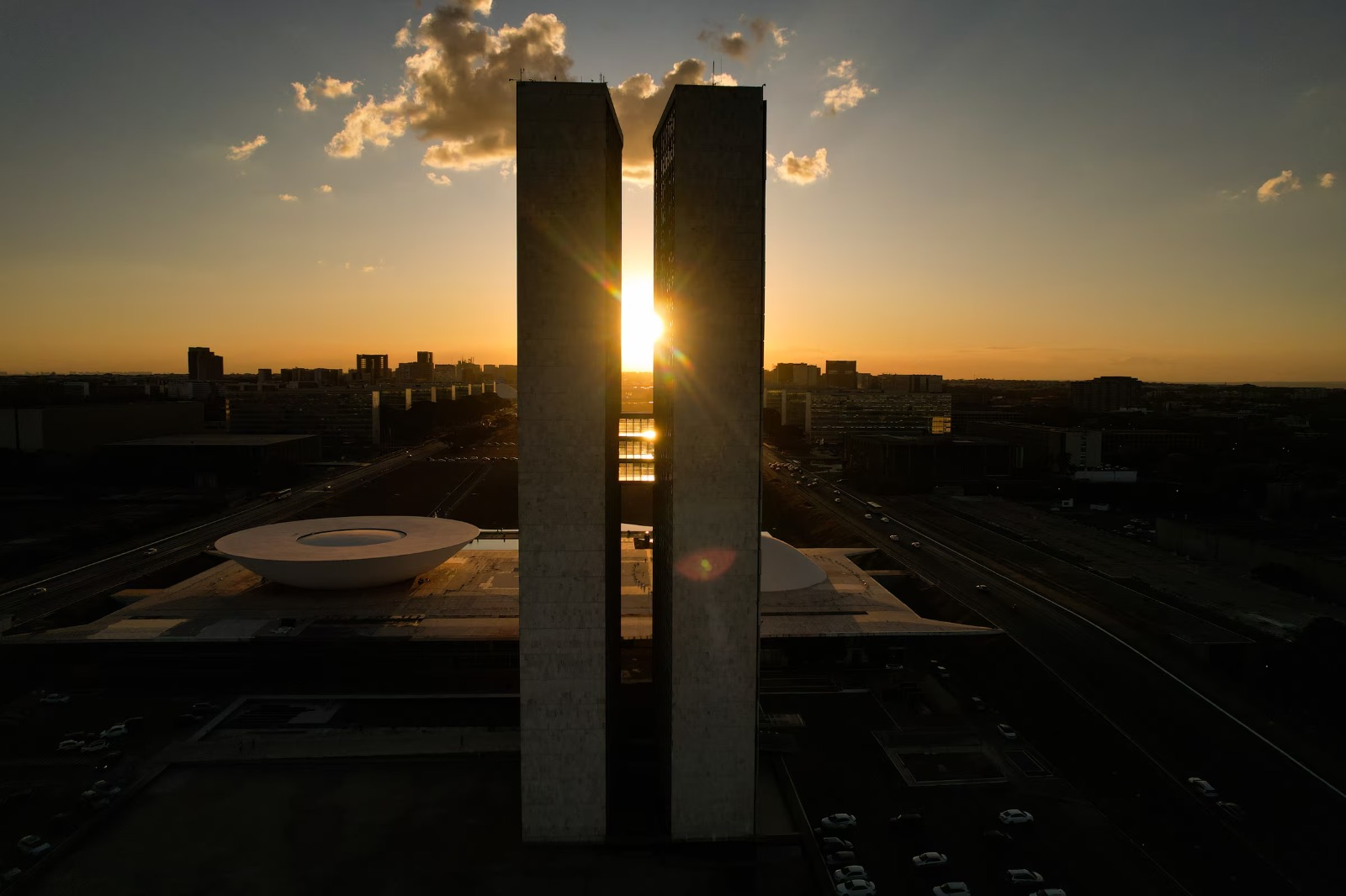 'Rei do Gás' sofre revés, mas consegue emplacar benefício na MP do setor elétrico; entenda