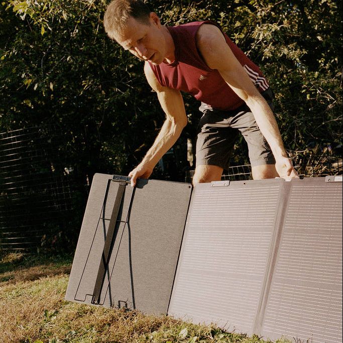 Com painéis solares portáteis e uma bateria, homem vive desconectado da rede elétrica de Nova York