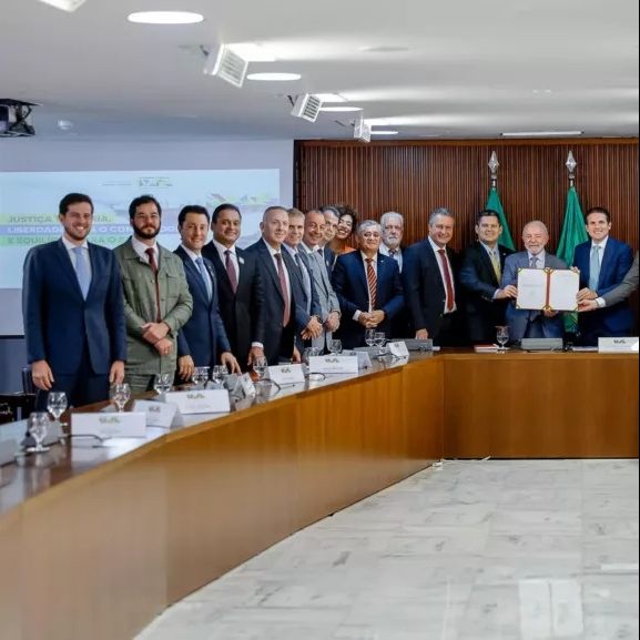 Ao lado de Alcolumbre e Motta, Lula assina MP da reforma do setor elétrico